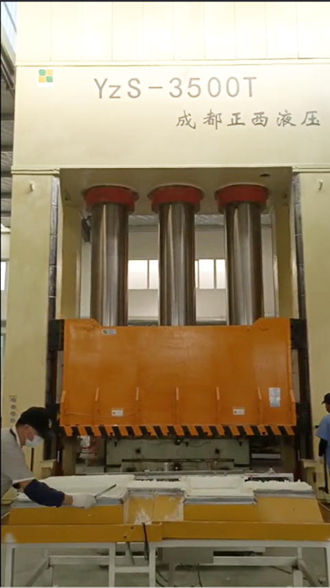 山東淄博液壓機需求客戶定制的3500噸框架液壓機圓滿交貨了，祝賀！